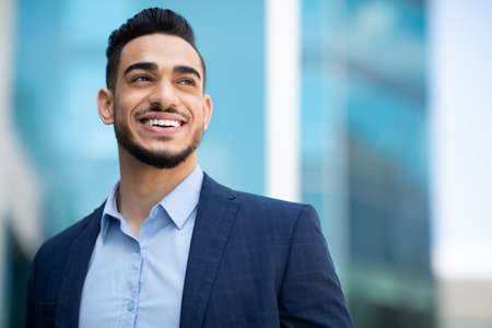 171942686-hombre-รกrabe-rico-en-traje-mirando-el-espacio-de-la-copia